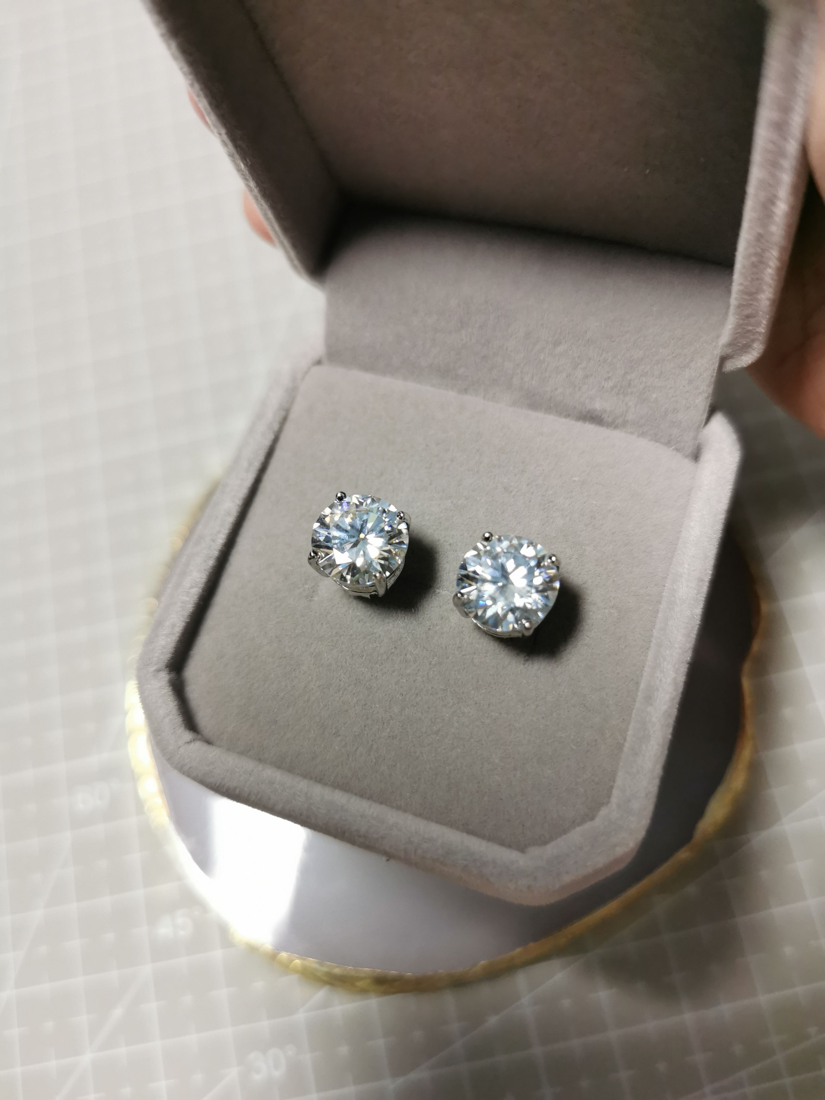 [EP071] Moissanite Round Cut Stud Earrings view 3